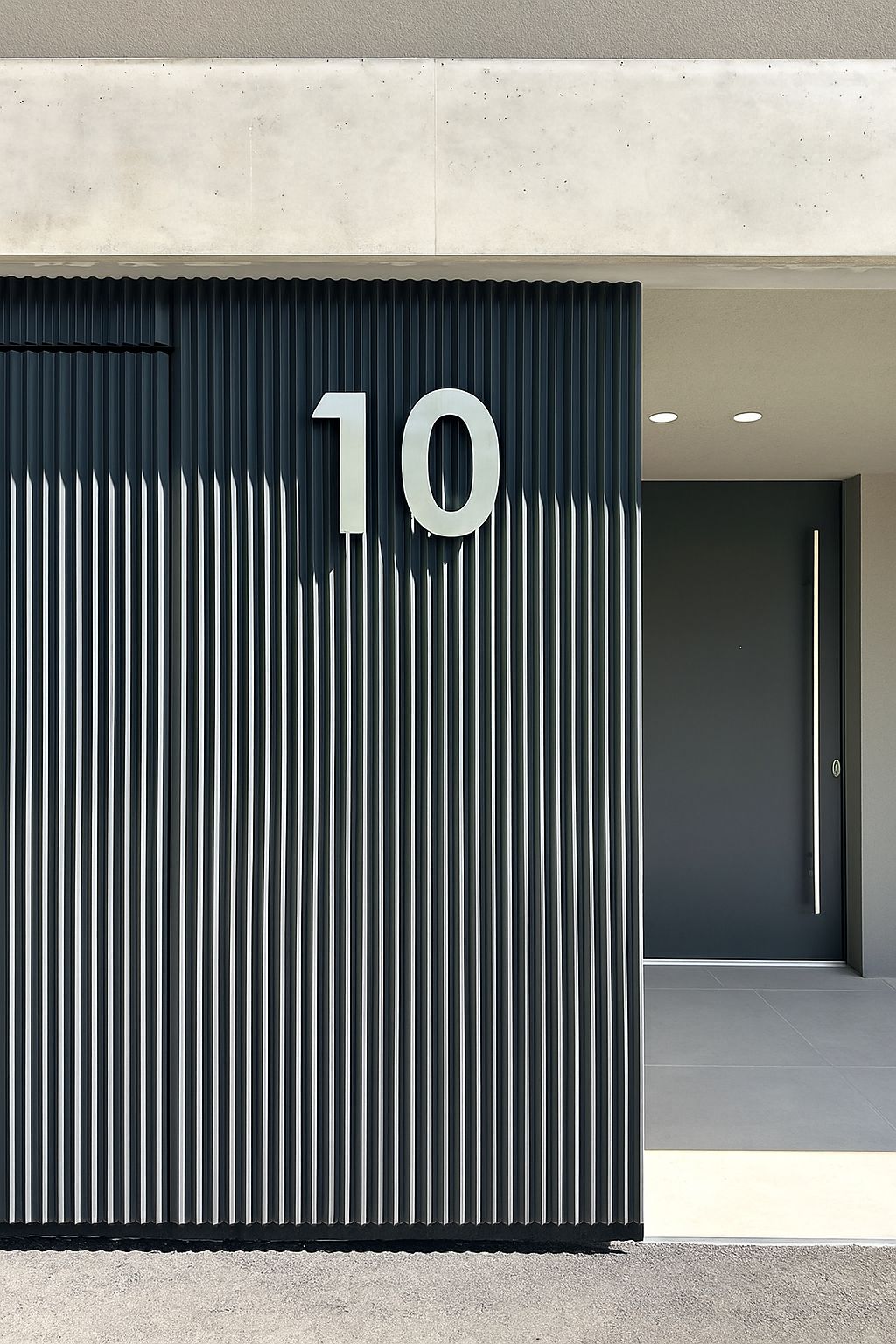 Primo piano dell’ingresso con doghe verticali nere e il numero 10 accanto alla porta d’ingresso.